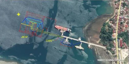 Citra satelit terminal pesisir dengan garis rekayasa yang ditumpangkan di atasnya, menempatkan dermaga dan trestle baru terhadap jetty yang sudah ada.