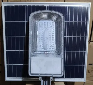 Tampak dekat kepala lampu jalan tenaga surya yang terpasang di atas panel fotovoltaiknya.